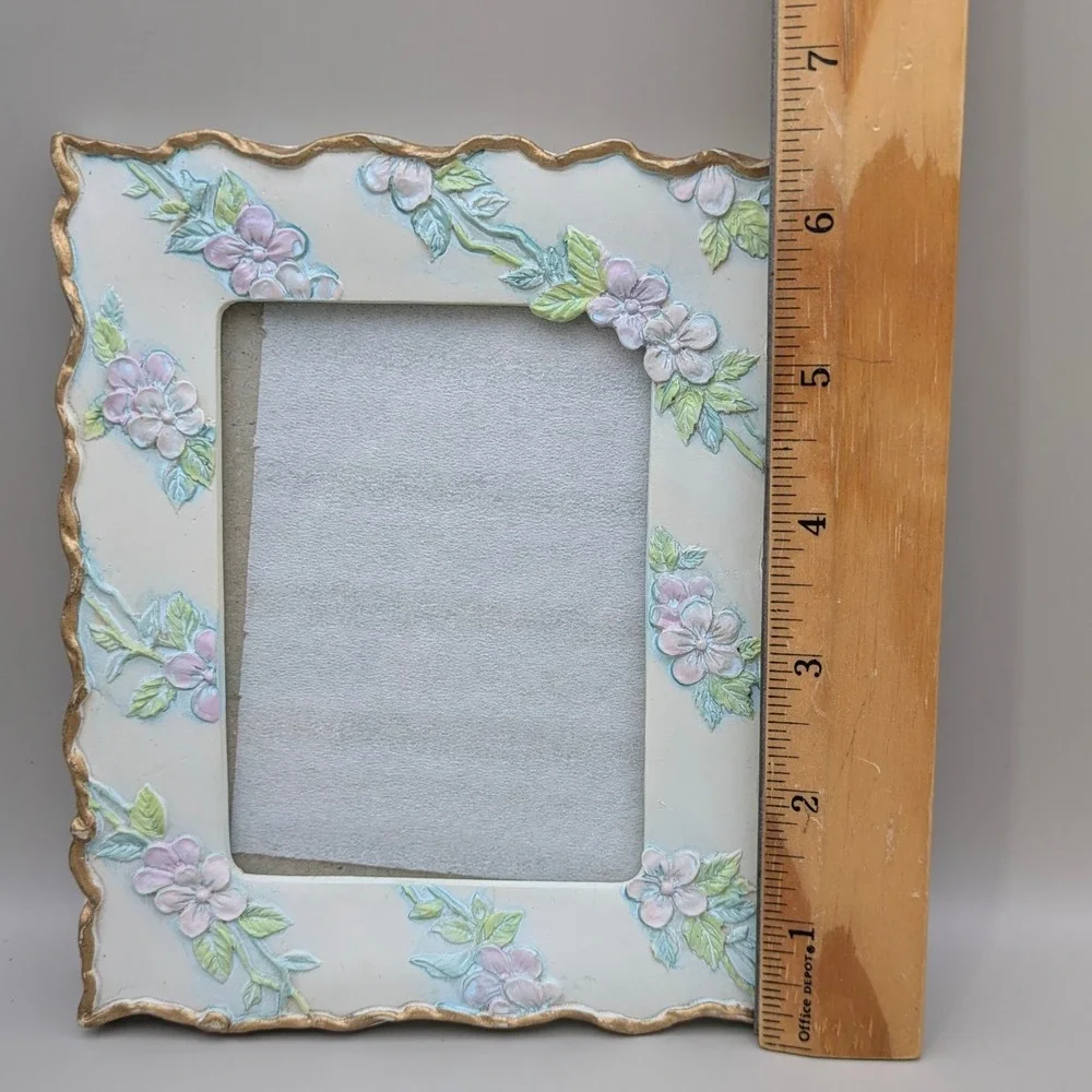 Cream 4x3 Tabletop‎ Picture Frame - Pastel Floral Gold Trim